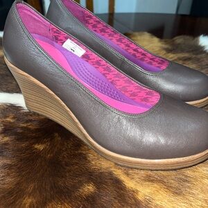 Crocs A-Leigh Closed Toe Wedge pumps